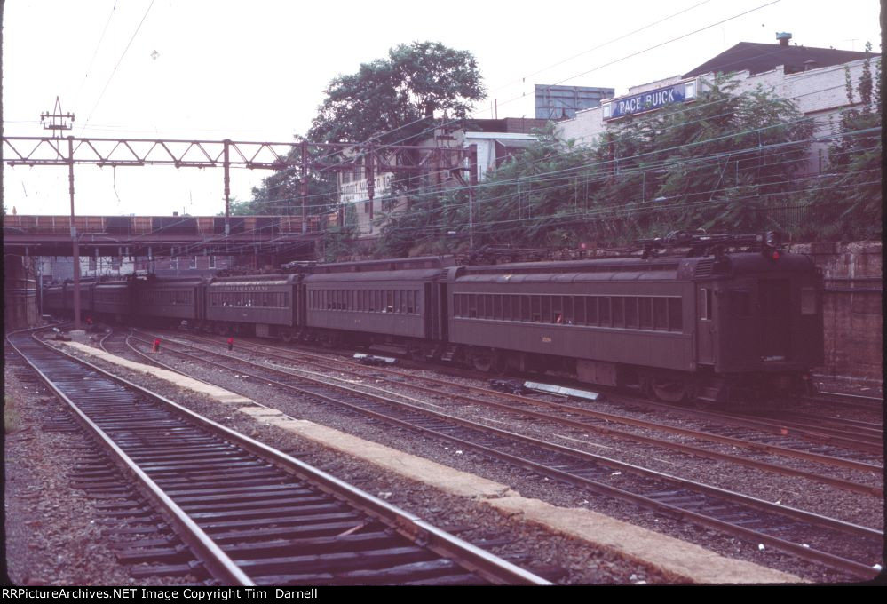 EL 3598 on the rear of train #421